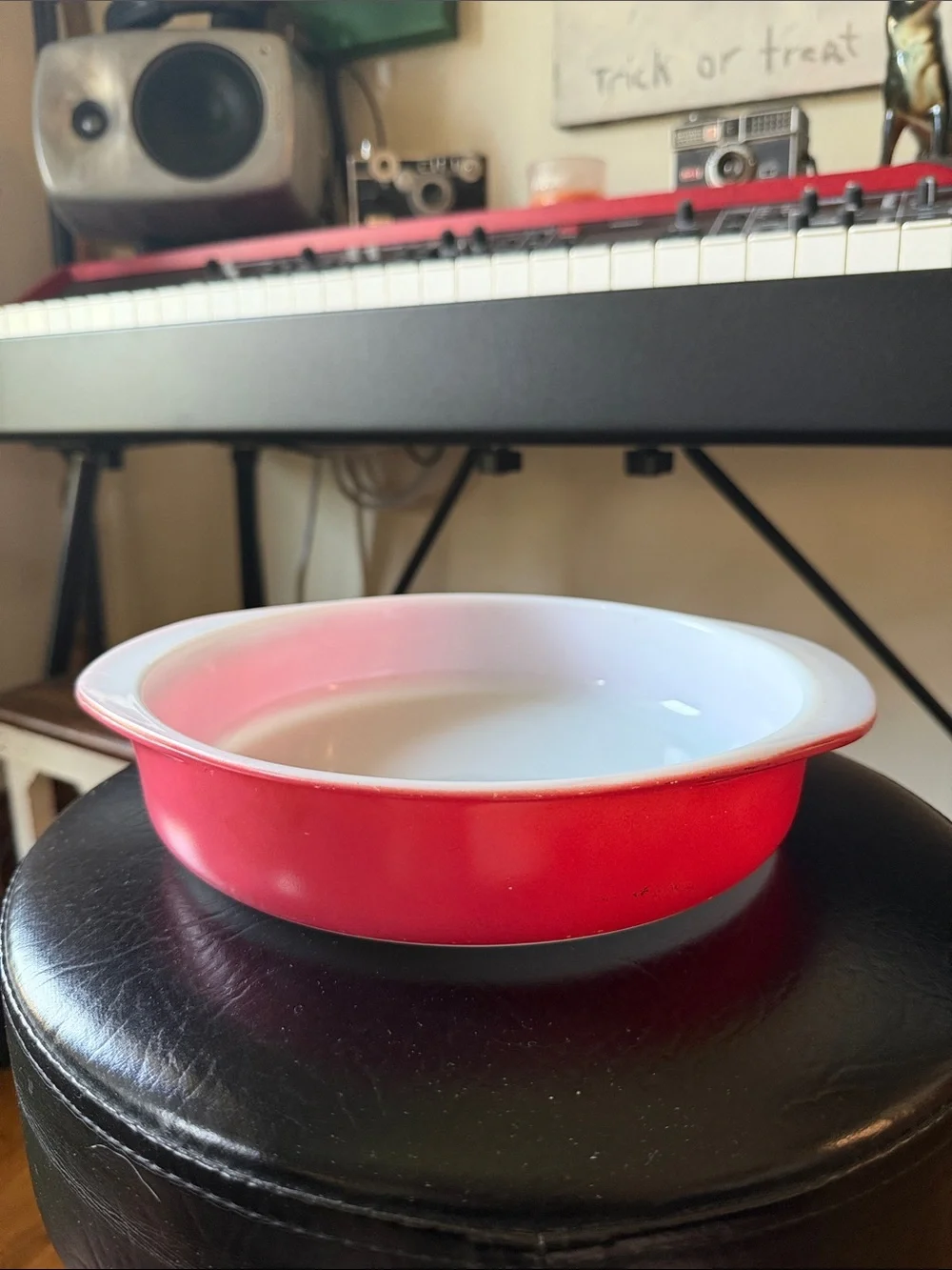 Pyrex pink Exterior with White Interior Round Baking Dish flamingo